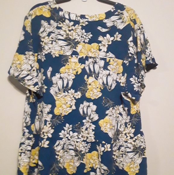 d/c Jean's Women's Plus Size Floral Vneck Blouse - Picture 5 of 12